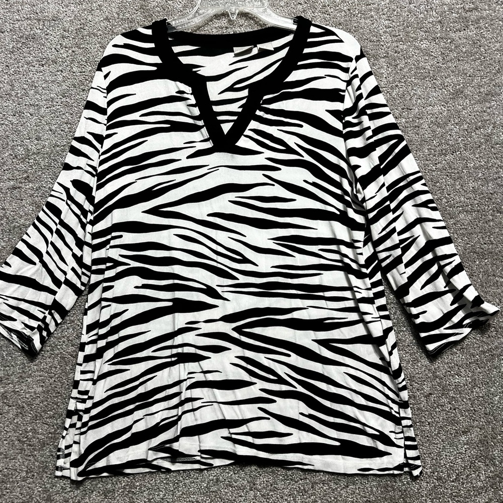 Chicos Travelers Woman’s Classic Zebra print Blouse V Neck Size 12/14